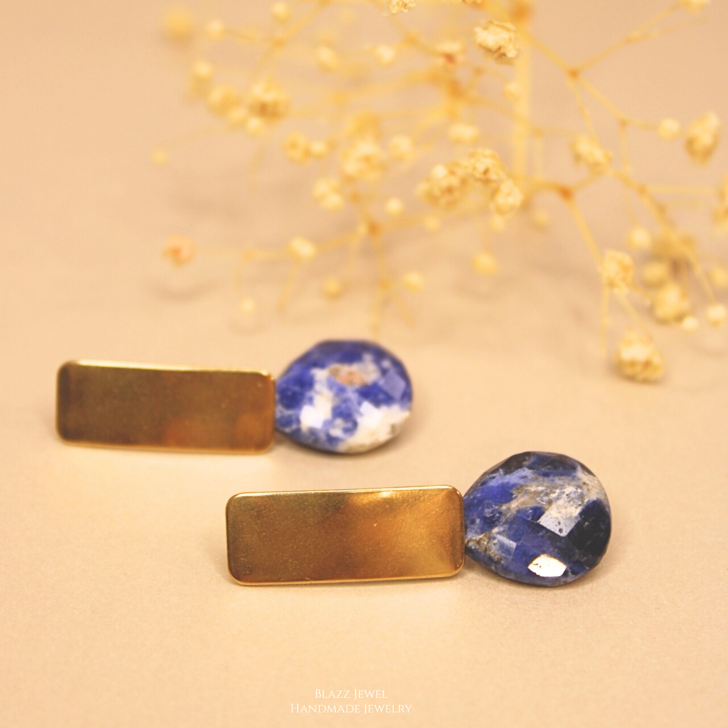 Aretes Sodalita Gota Maxi facetada & base rectangular dorada.