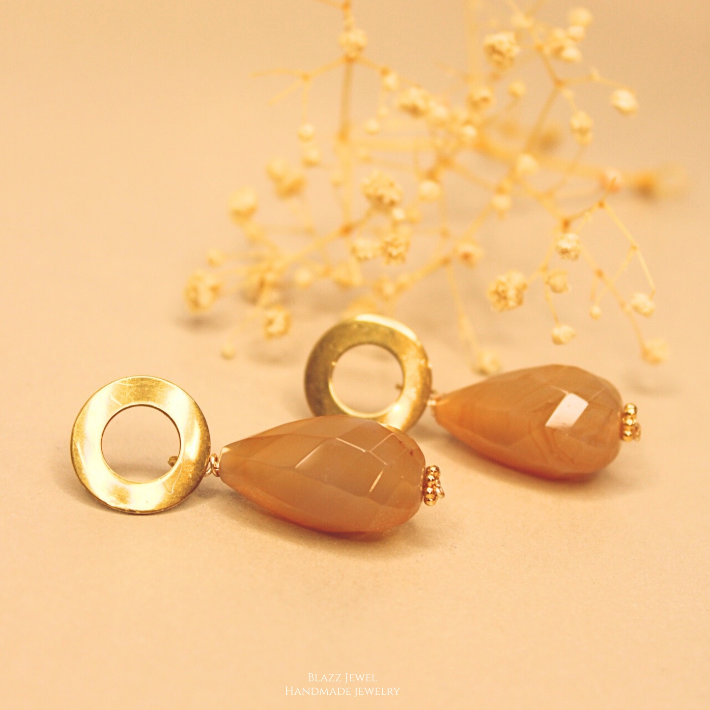 Aretes en Ágata gota naranja acabado facetado, con base redonda hueca maxi.