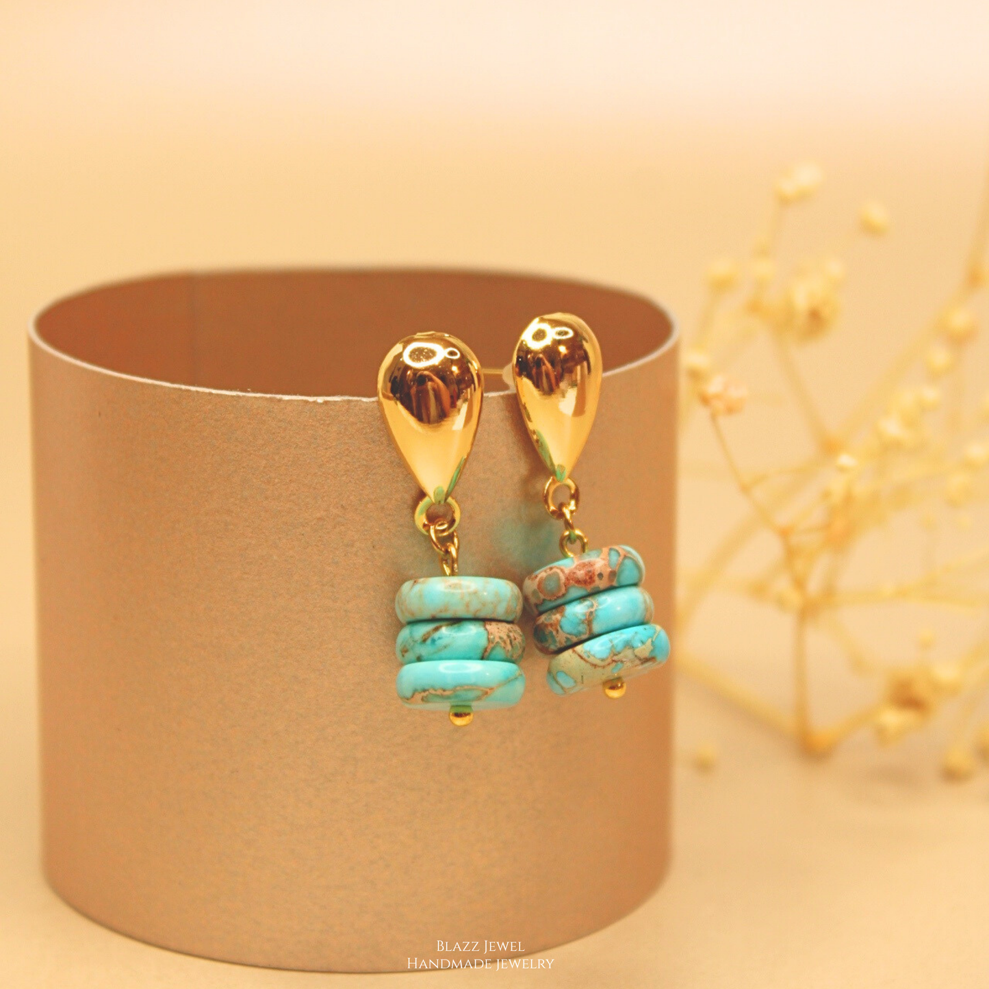 Arete Turquesa Africana & base de gota dorada