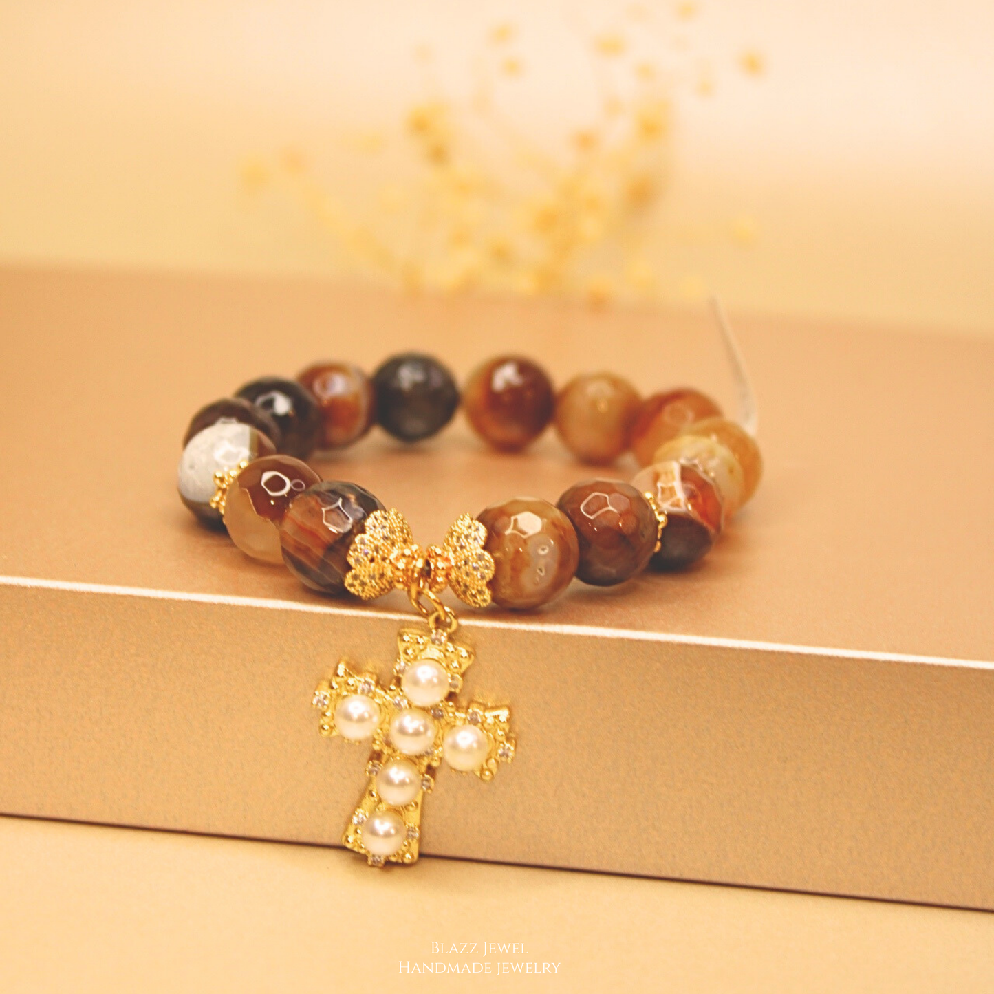 Agata Cafe 12mm & dije de Cruz con perlas blancas