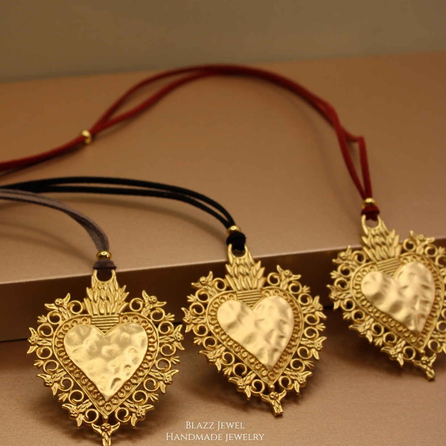 Collar Ajustable en Cuero Gamuzado & Dije de Corazón Maxi con Ángeles