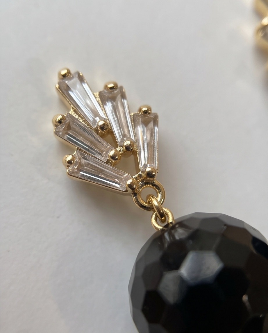 Aretes de Ónix Negro Facetado con Base de Espiga con Zirconias