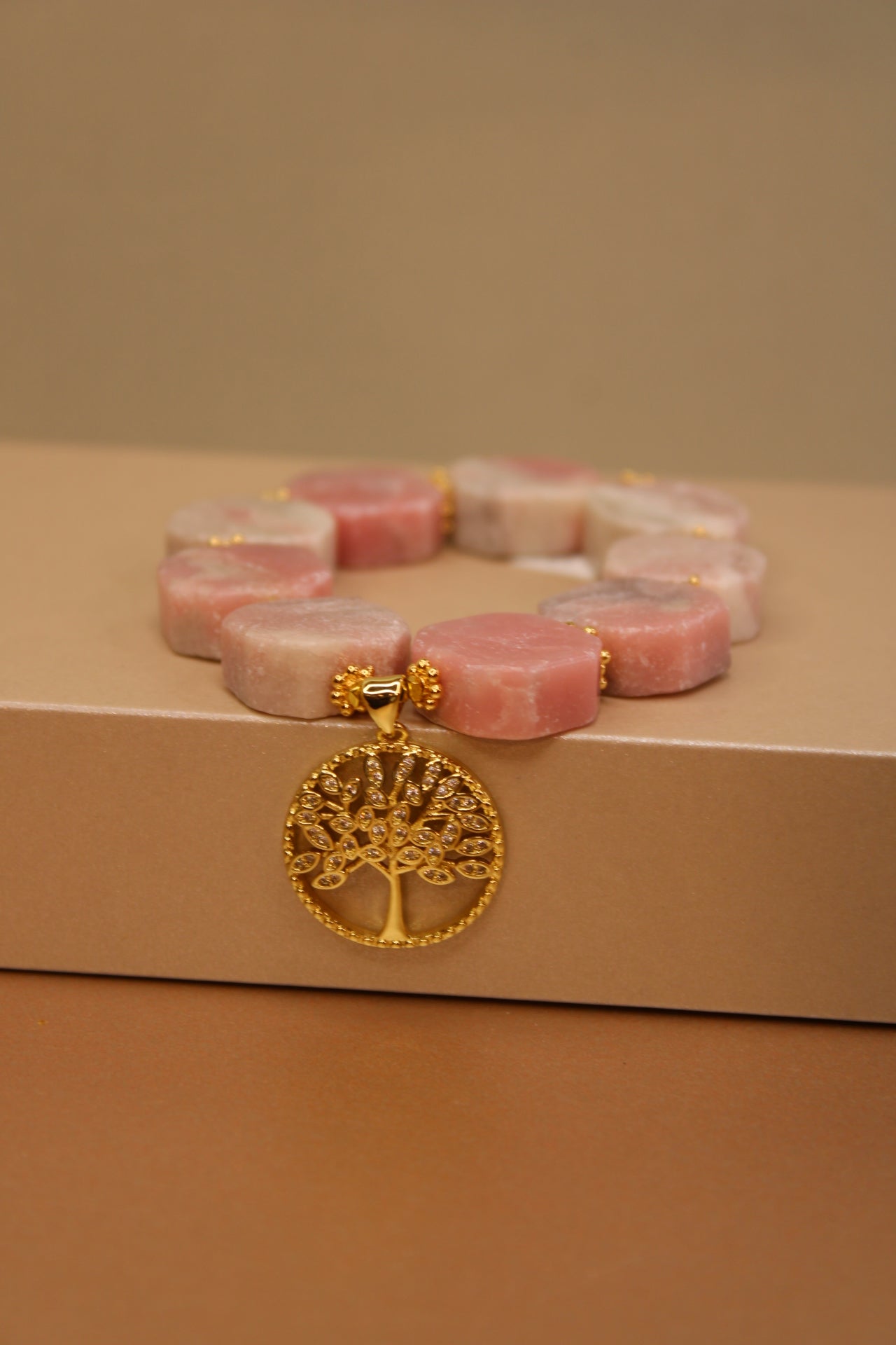 Cubo Opalo rosado & dije de árbol de la vida