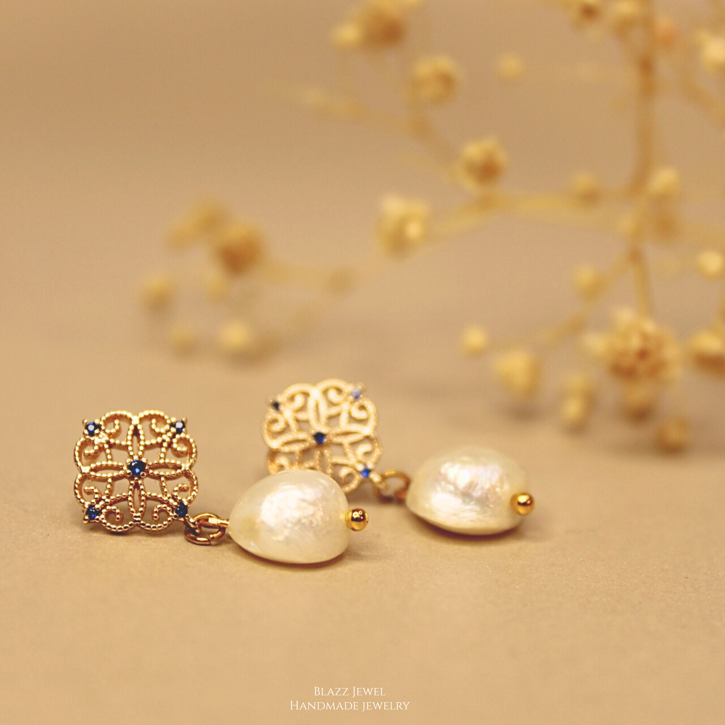 Perla Blanca Natural & base de flores con zirc azul