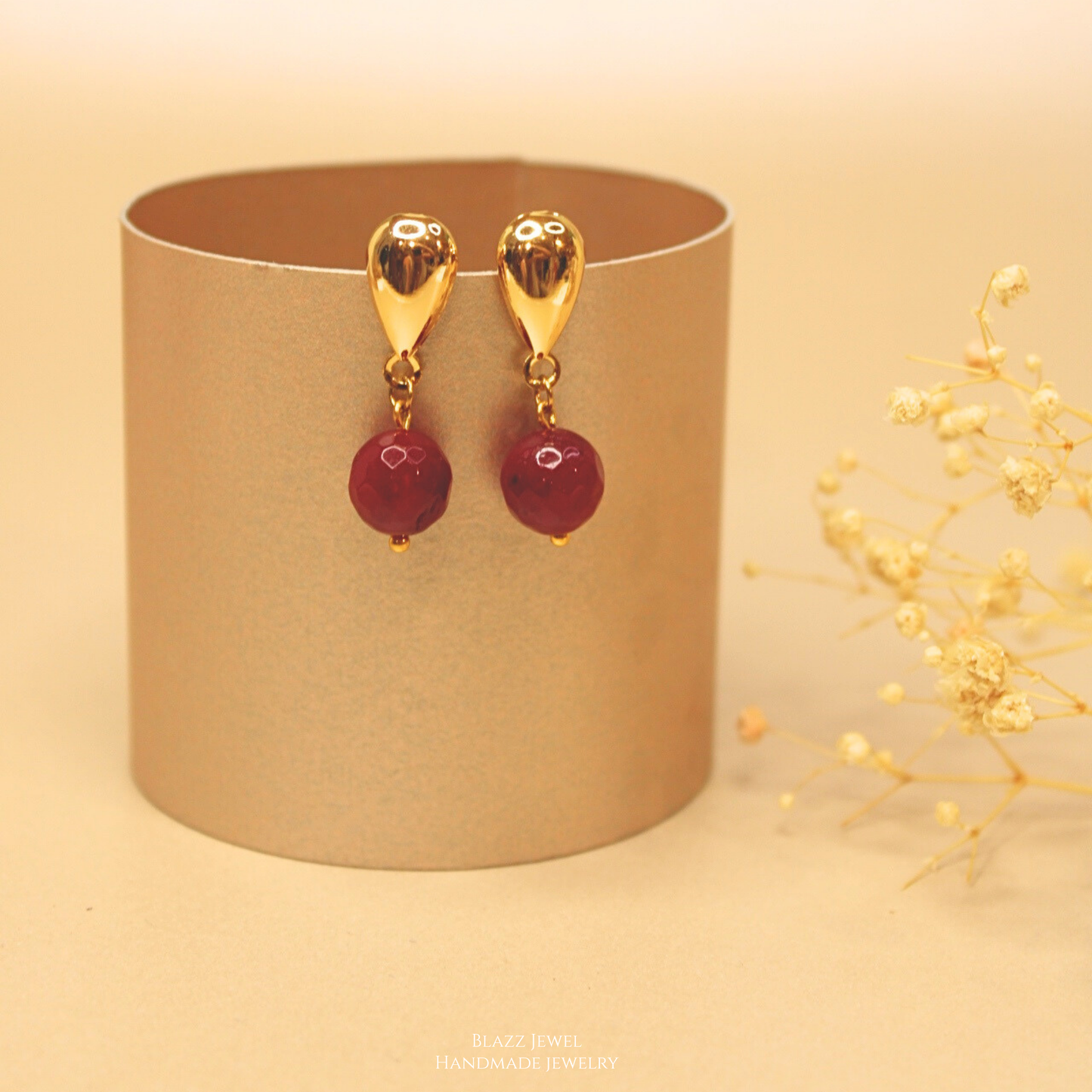 Jade Rojo 12mm & base de gota dorada