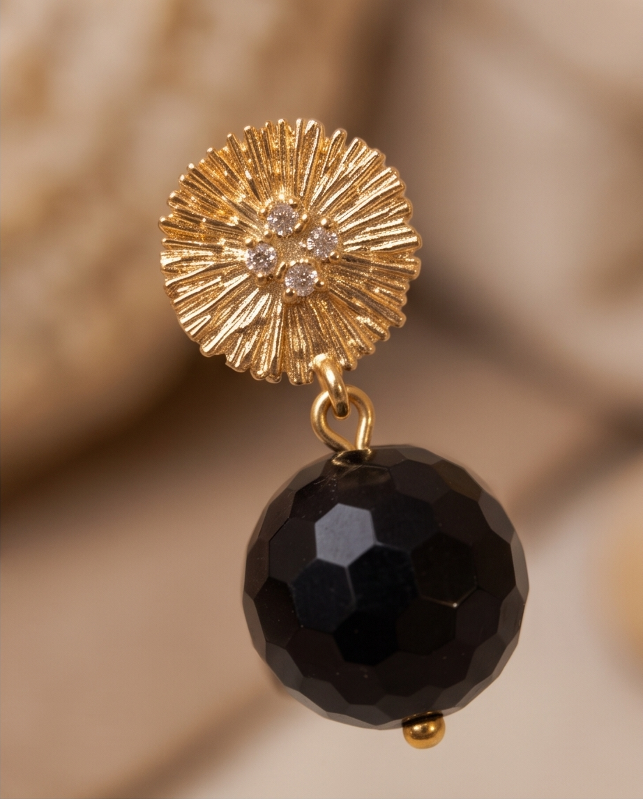 Aretes de Ónix Negro Facetado con Base Redonda Labrada y Mini Zirconias