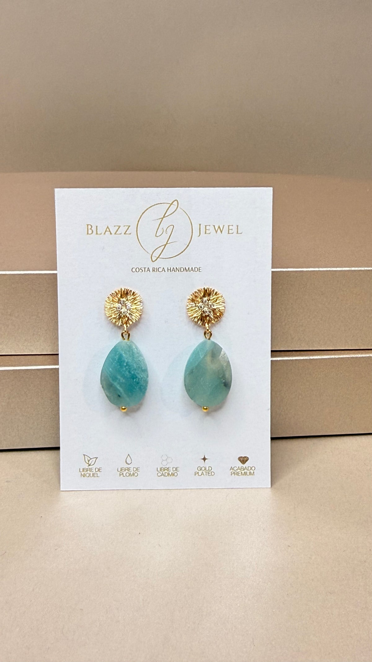 Aretes de Gota de Amazonita Facetada con Base Redonda Labrada y Mini Zirconias