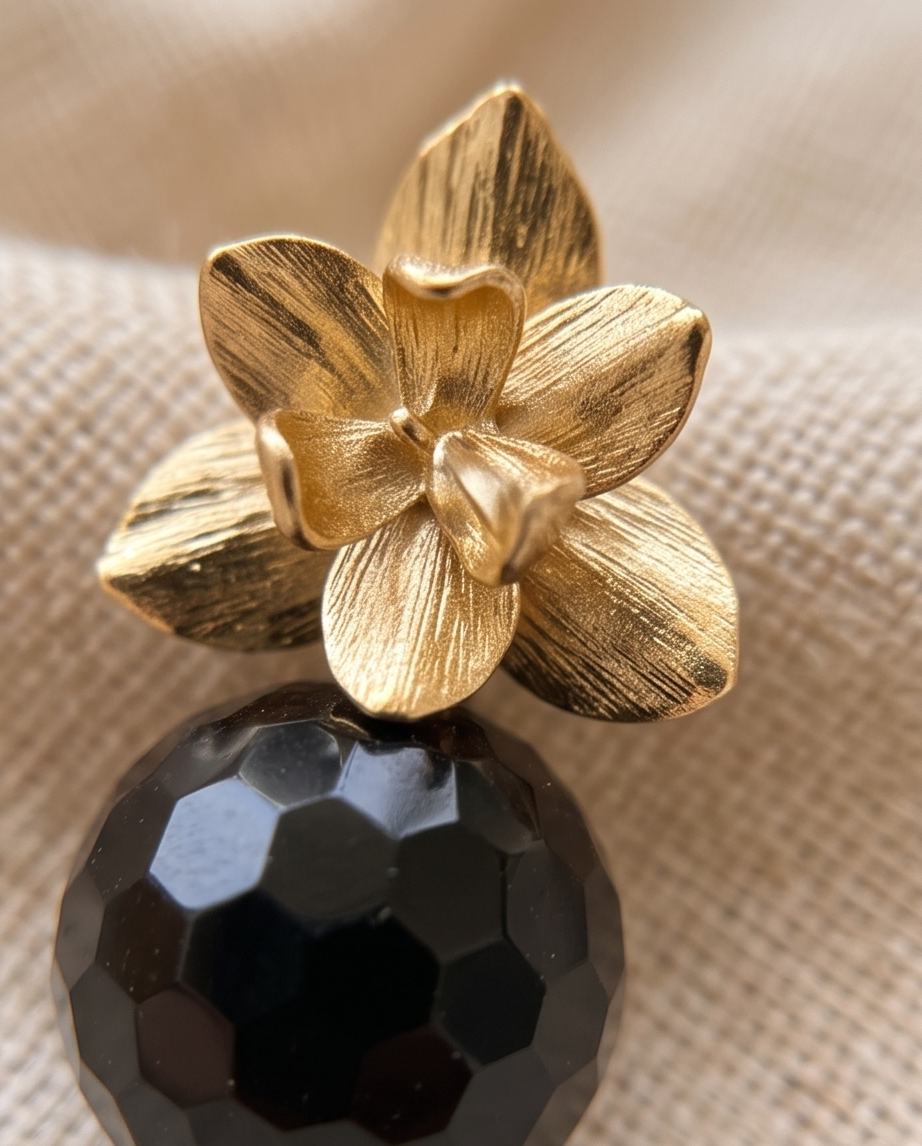 Aretes de Ónix Negro Facetado con Base de Flor Labrada 3D en Baño de Oro