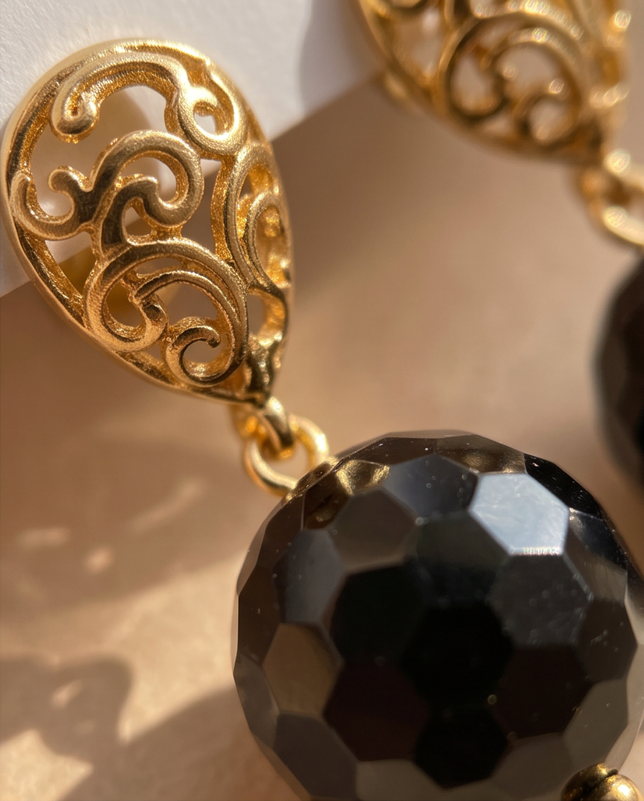Aretes de Ónix Negro Facetado con Base de Gota Labrada