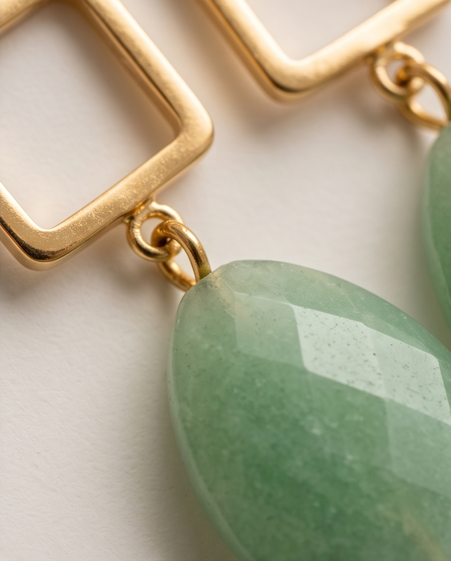 Aretes de Gota de Jade Verde Facetado con Base Cuadrada en Baño de Oro