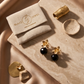 Aretes de Ónix Negro Facetado con Base de Flor Labrada 3D en Baño de Oro