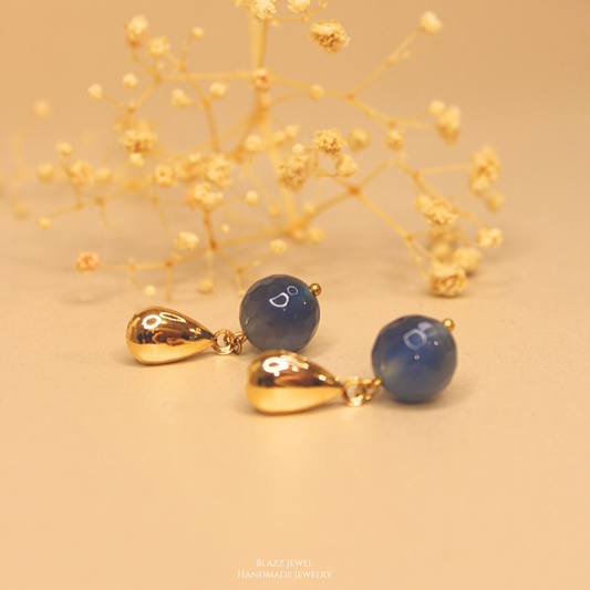 Arete Ágata azul 12mm & base de gota dorada