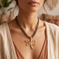 Collar Nerea de Cordón Náutico Verde con Dije de Esqueleto de Pez en Oro Mate
