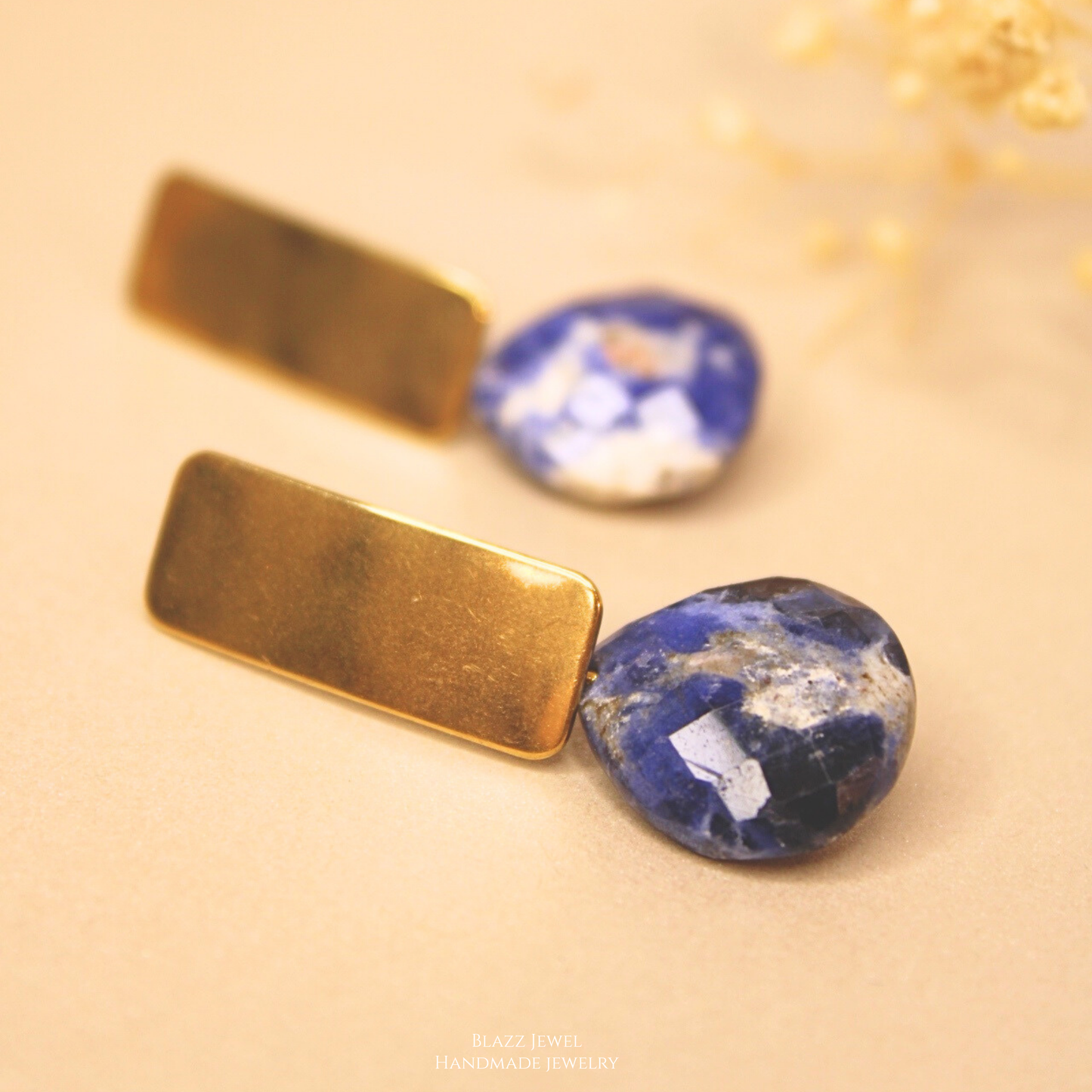 Aretes Sodalita Gota Maxi facetada & base rectangular dorada.