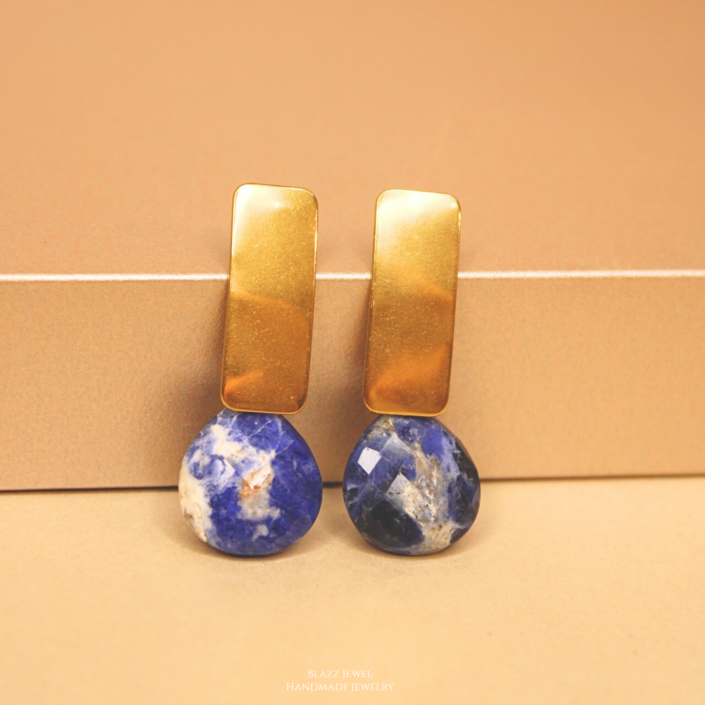 Aretes Sodalita Gota Maxi facetada & base rectangular dorada.