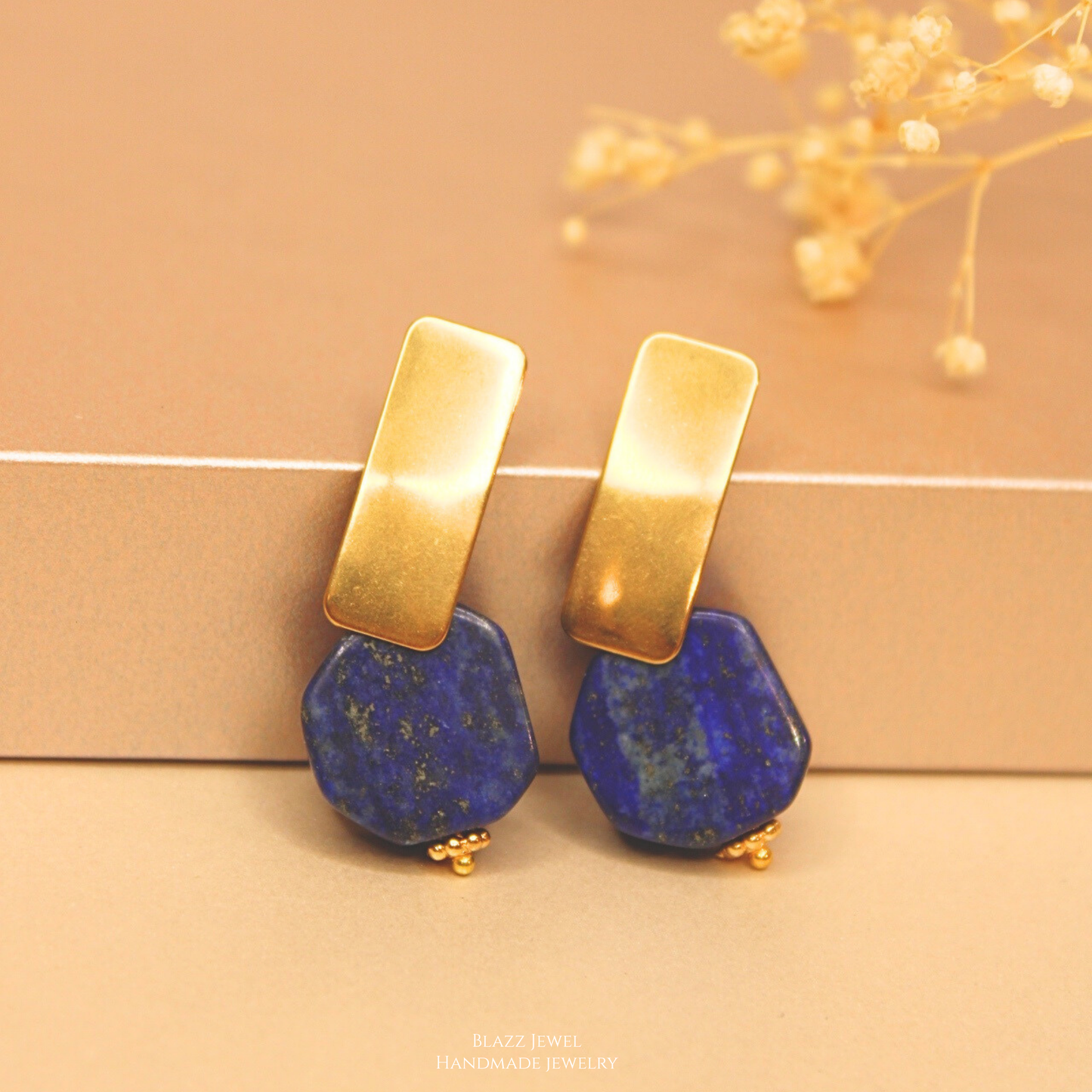 Aretes Lapislázuli mate 12mm & base rectangular dorada