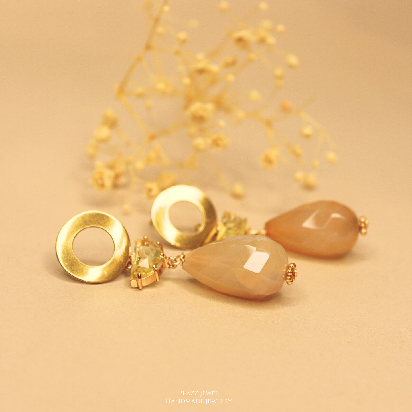 Aretes en Ágata gota naranja acabado facetado, con base redonda hueca maxi.