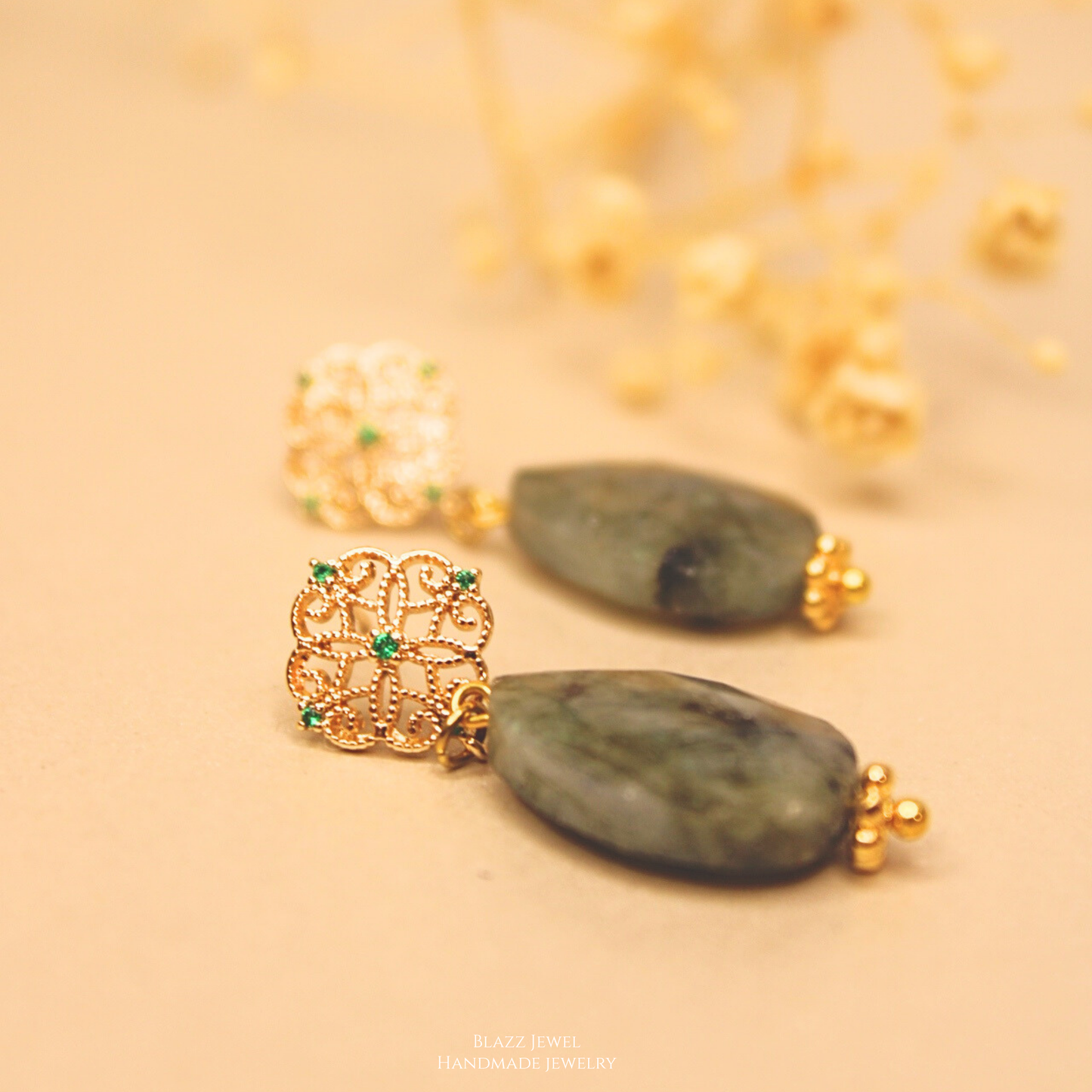 Labradorita Gota Facetada & base de flor labrada con zirconias