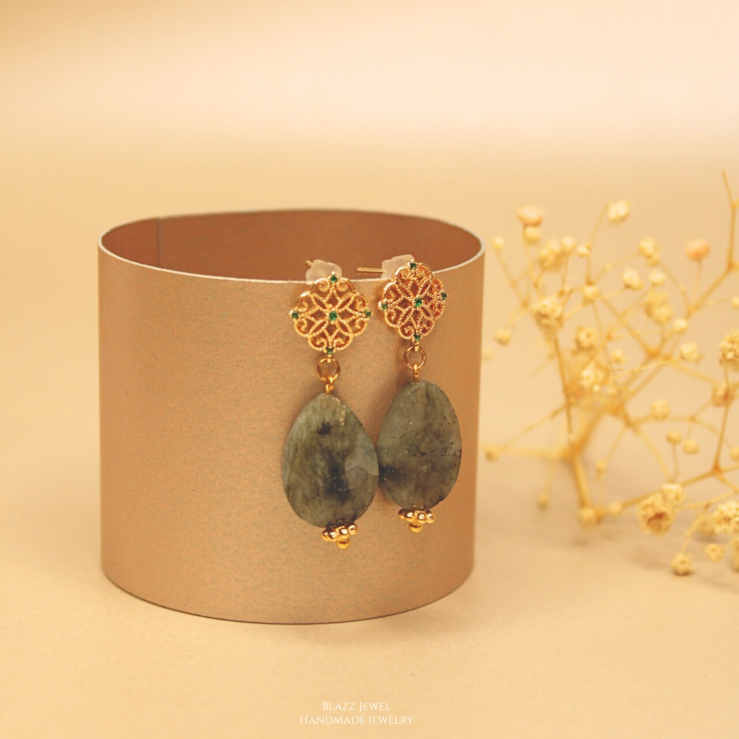 Labradorita Gota Facetada & base de flor labrada con zirconias