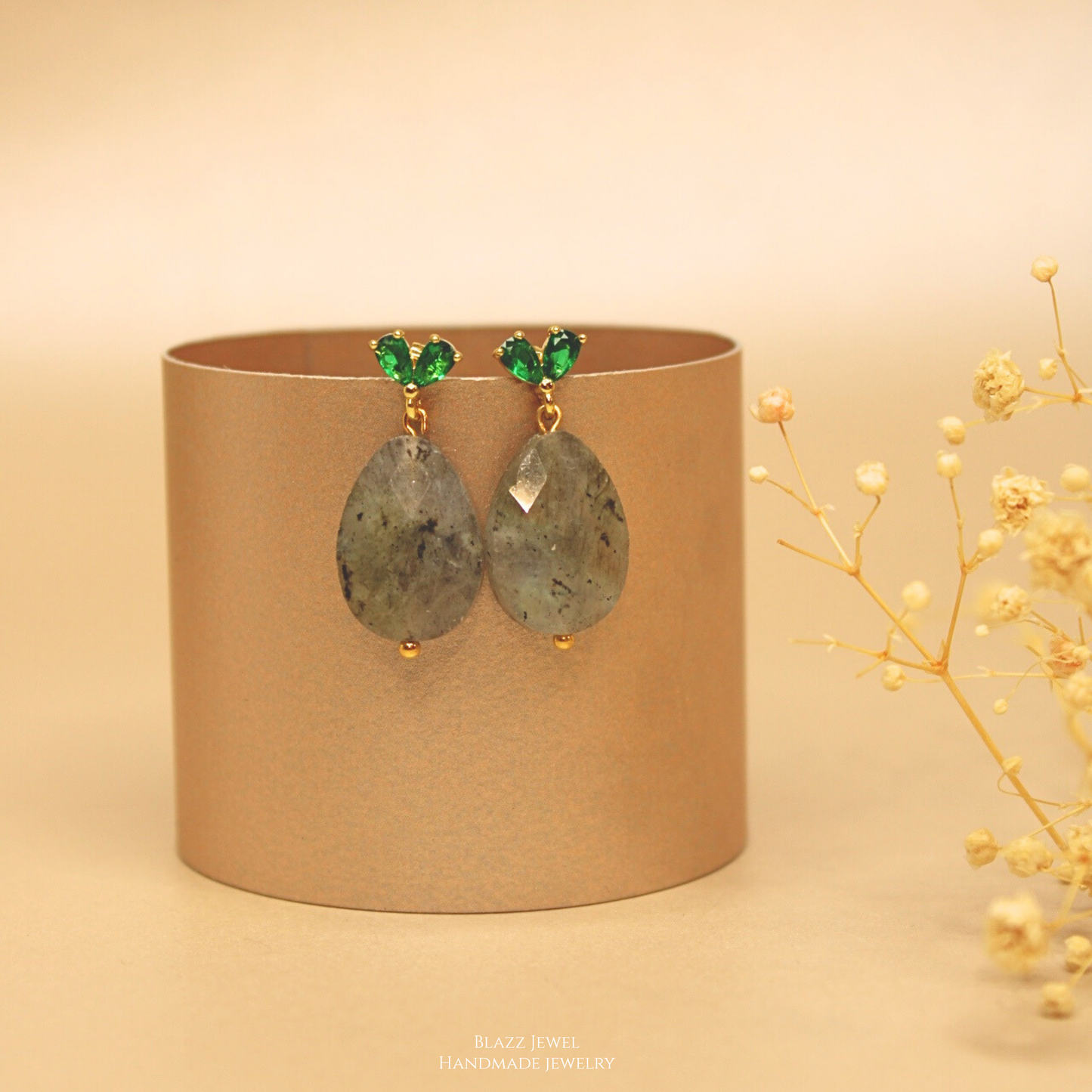 Labradorita Gota Facetada & base de corazon con zirconia verde