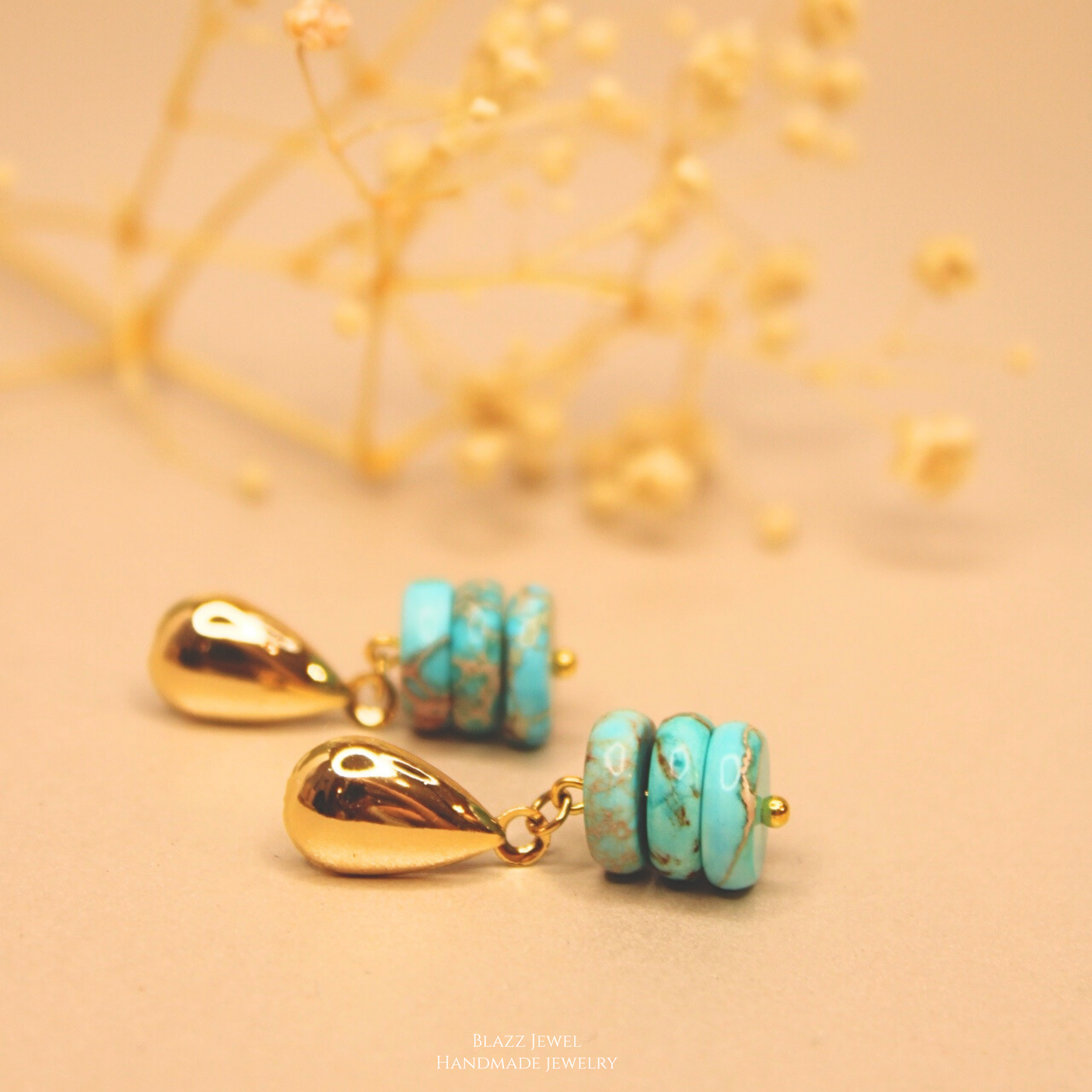 Arete Turquesa Africana & base de gota dorada