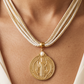 Collar Milano Biege de Algodón con Medalla de San Benito y Perla Natural