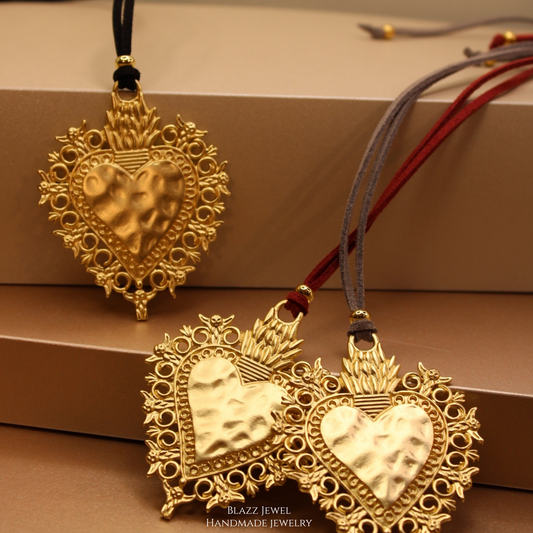 Collar Ajustable en Cuero Gamuzado & Dije de Corazón Maxi con Ángeles