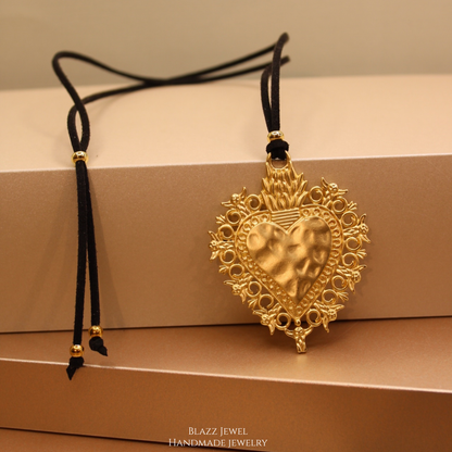 Collar Ajustable en Cuero Gamuzado & Dije de Corazón Maxi con Ángeles