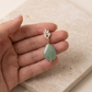 Aretes de Gota de Jade Verde Facetado con Base de Espiga en zirconias