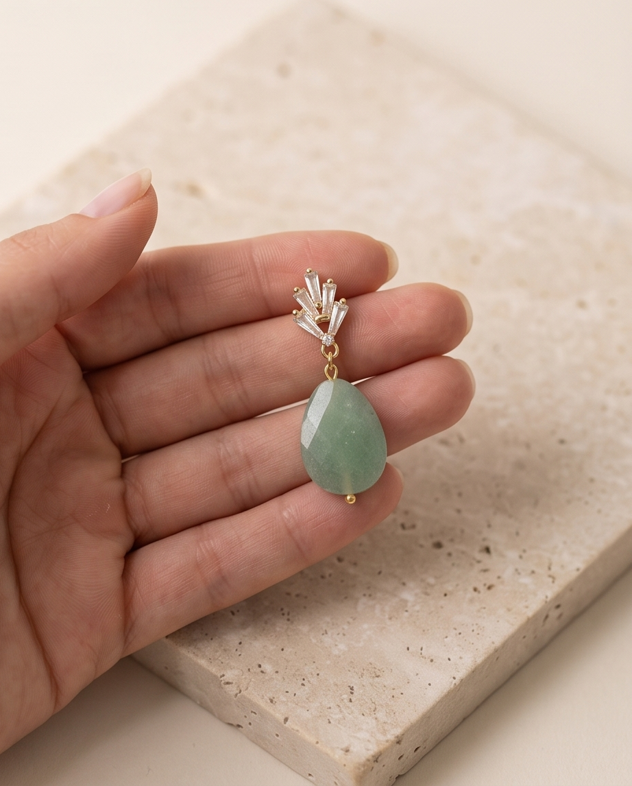 Aretes de Gota de Jade Verde Facetado con Base de Espiga en zirconias