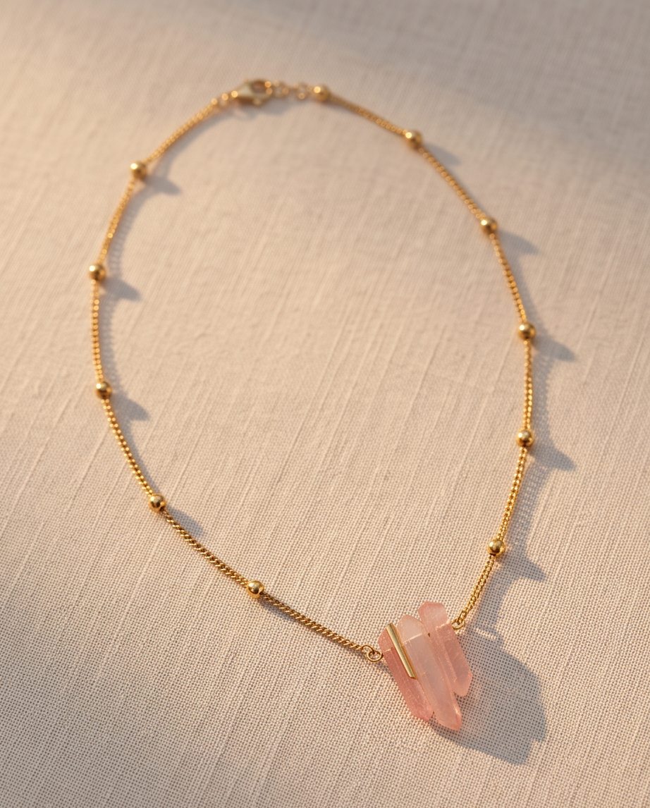 Cadena Sarah Dorada con Dije de Cuarzo Rosado de Tres Puntas