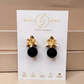 Aretes de Ónix Negro Facetado con Base de Flor Labrada 3D en Baño de Oro