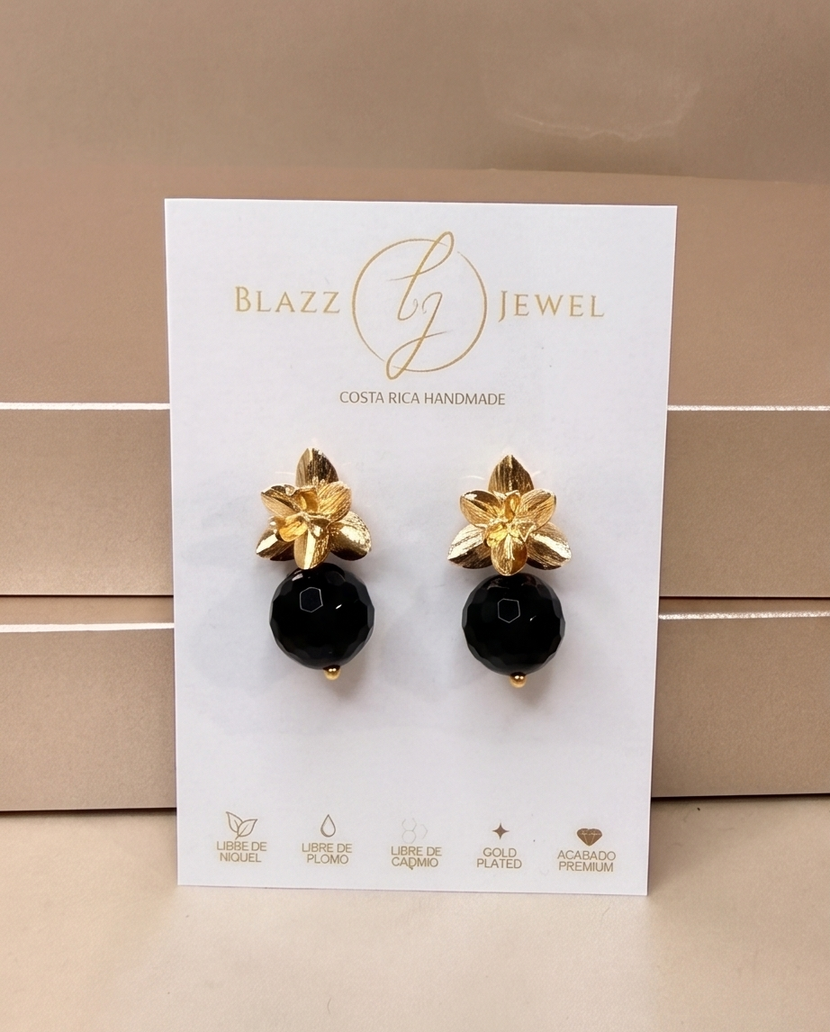 Aretes de Ónix Negro Facetado con Base de Flor Labrada 3D en Baño de Oro