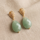 Aretes de Gota de Jade Verde Facetado con Base de Gota Labrada en Baño de Oro de 24k