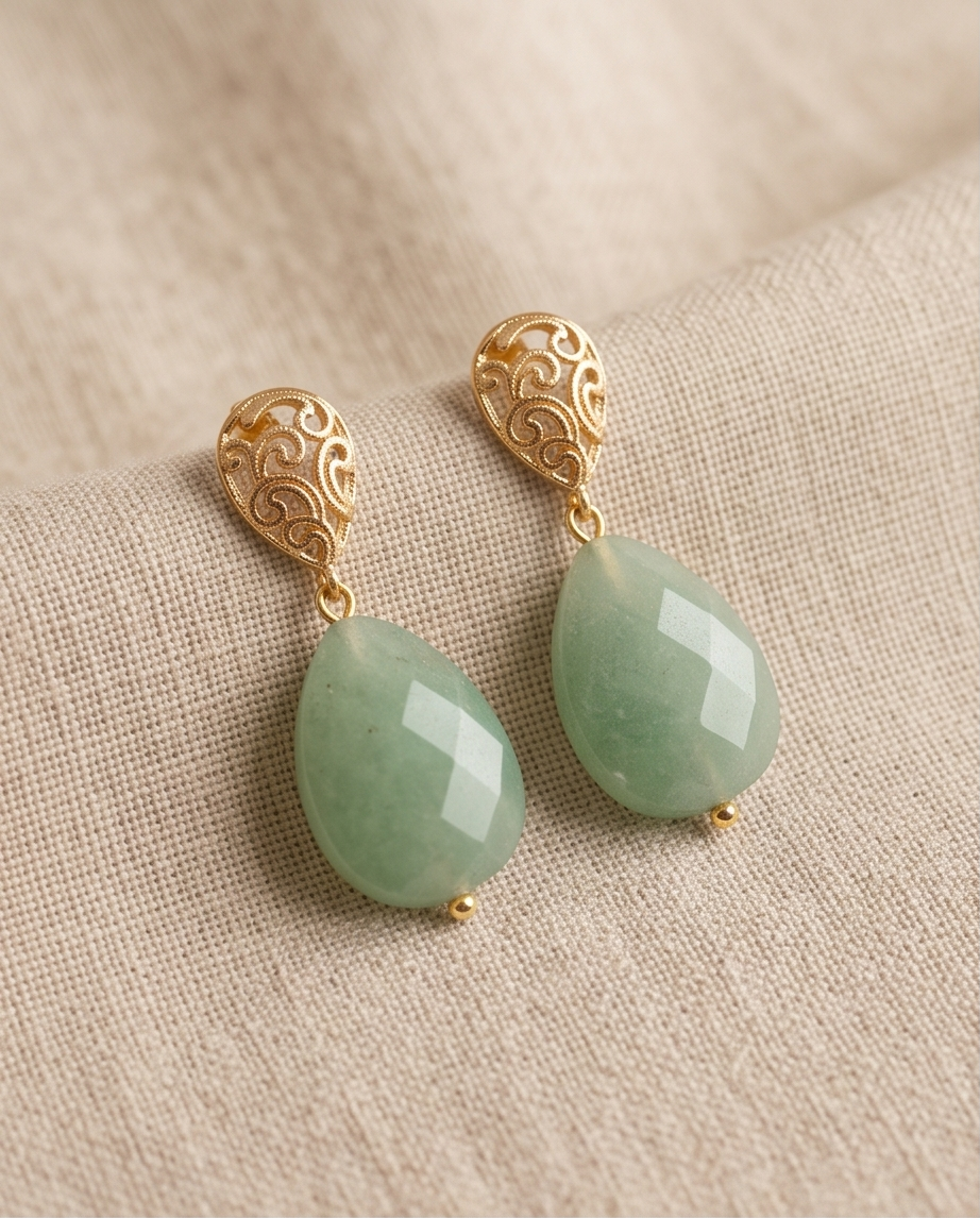 Aretes de Gota de Jade Verde Facetado con Base de Gota Labrada en Baño de Oro de 24k