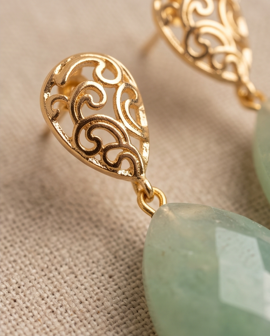 Aretes de Gota de Jade Verde Facetado con Base de Gota Labrada en Baño de Oro de 24k
