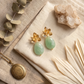 Aretes de Gota de Jade Verde Facetado con Base de Flor Labrada en Baño de Oro