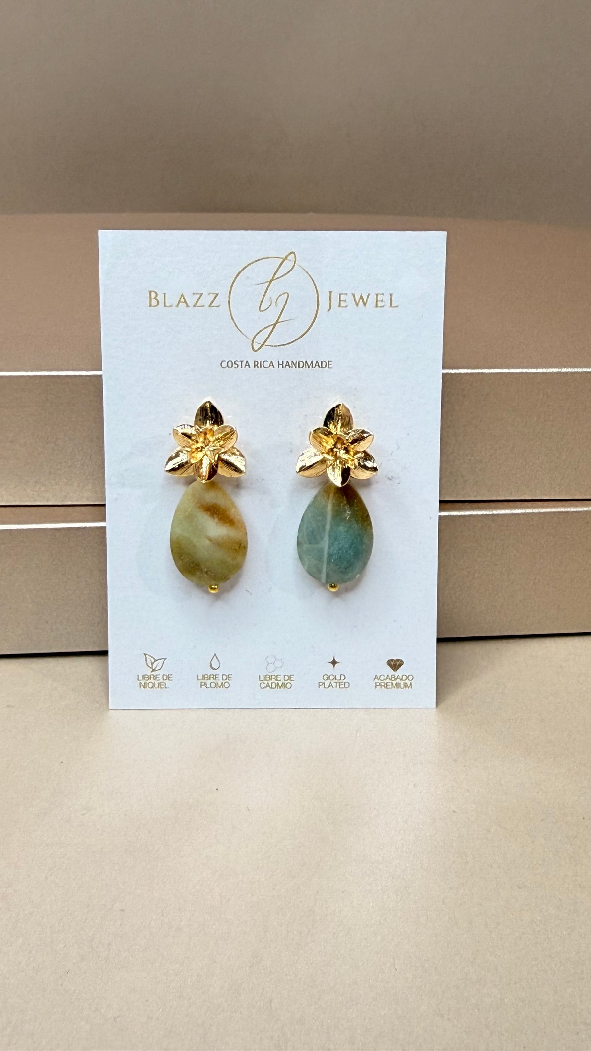 Aretes de Gota de Amazonita Facetada con Base de Flor Labrada 3D en Baño de Oro