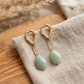 Aretes de Gota de Jade Verde Facetado con Base Hexagonal y Eslabón en Baño de Oro de 24k