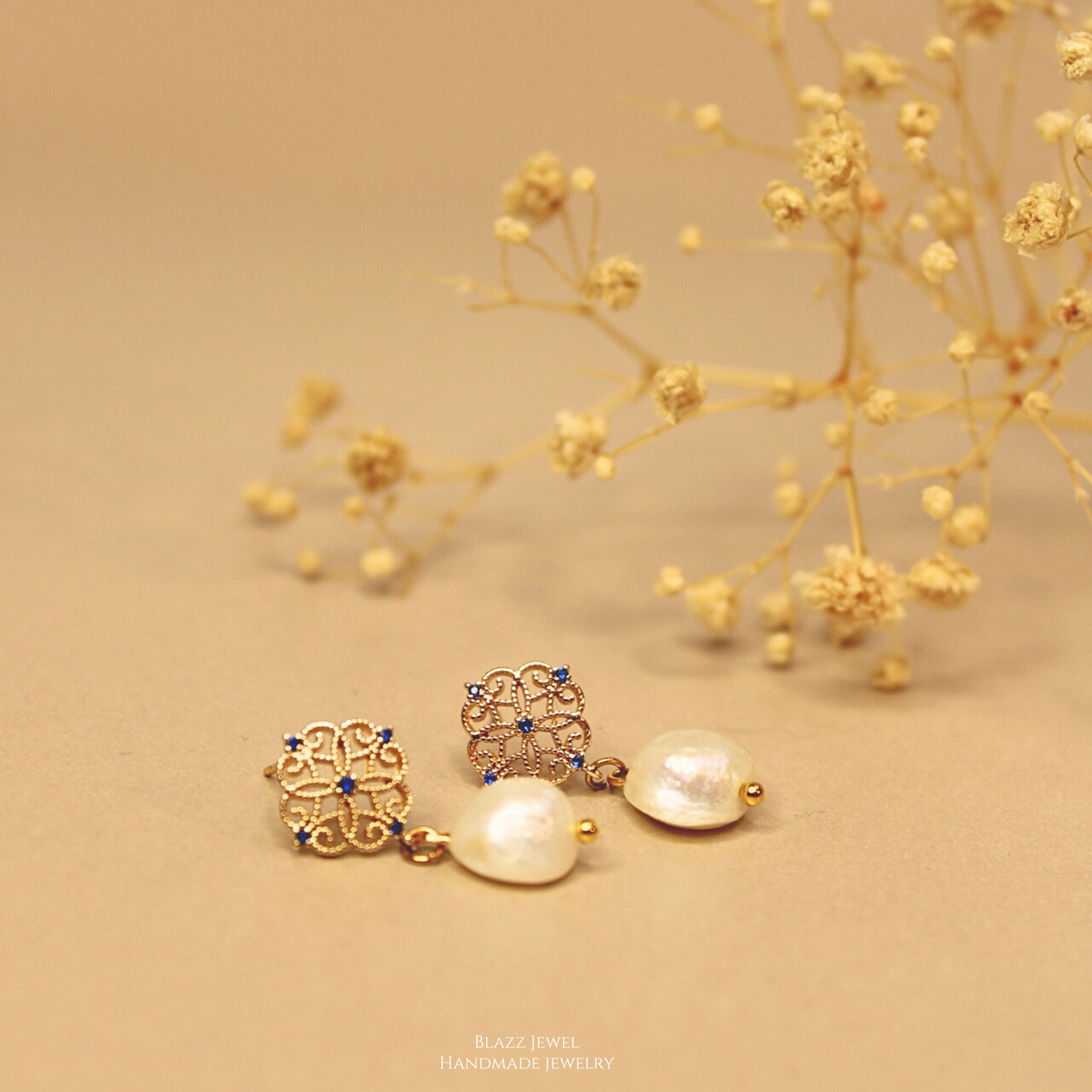 Perla Blanca Natural & base de flores con zirc azul