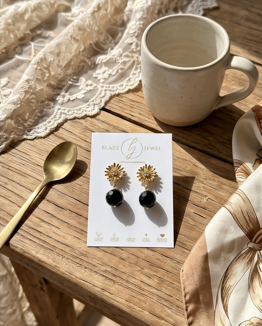 Aretes de Ónix Negro Facetado con Base Margarita con Zirconia