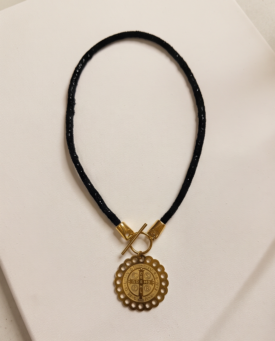 Collar de Cordón Negro con Medalla Dorada de San Benito
