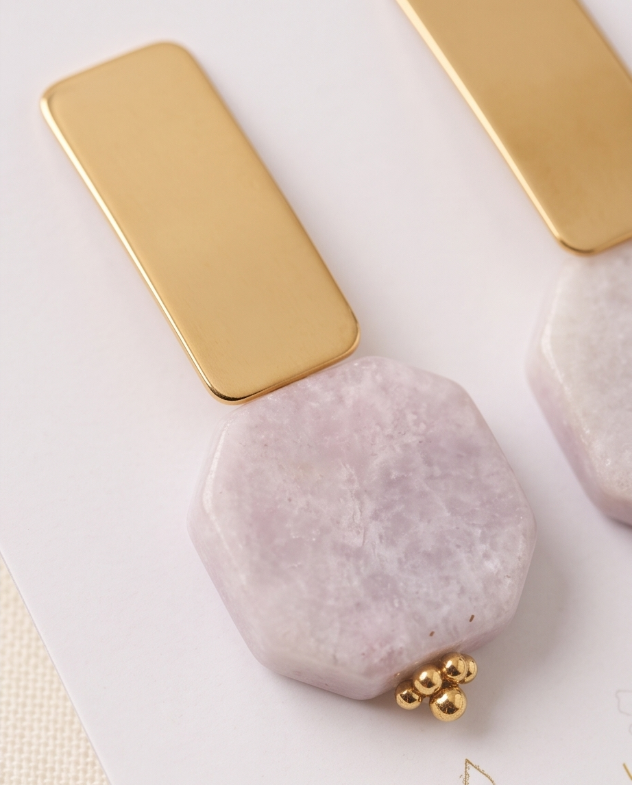 Aretes de Ópalo Rosado en Cubo con Base Dorada