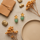 Aretes de Jade Verde con Base de Flor Labrada en Baño de Oro