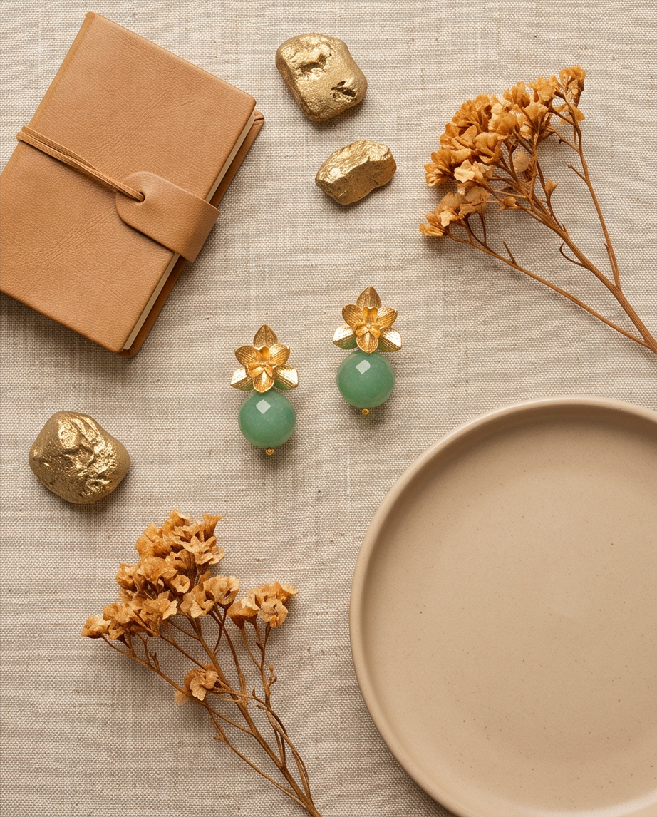 Aretes de Jade Verde con Base de Flor Labrada en Baño de Oro