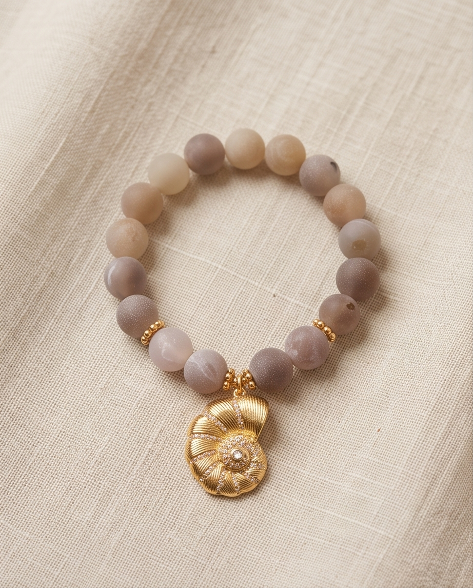 Pulsera Agata Drusy con dije de caracola dorada y zirconias