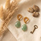 Aretes Aire de Gota de Jade Verde Facetado con Baño de Oro