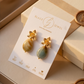 Aretes de Gota de Amazonita Facetada con Base de Flor Labrada 3D en Baño de Oro