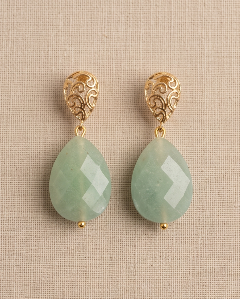 Aretes de Gota de Jade Verde Facetado con Base de Gota Labrada en Baño de Oro de 24k