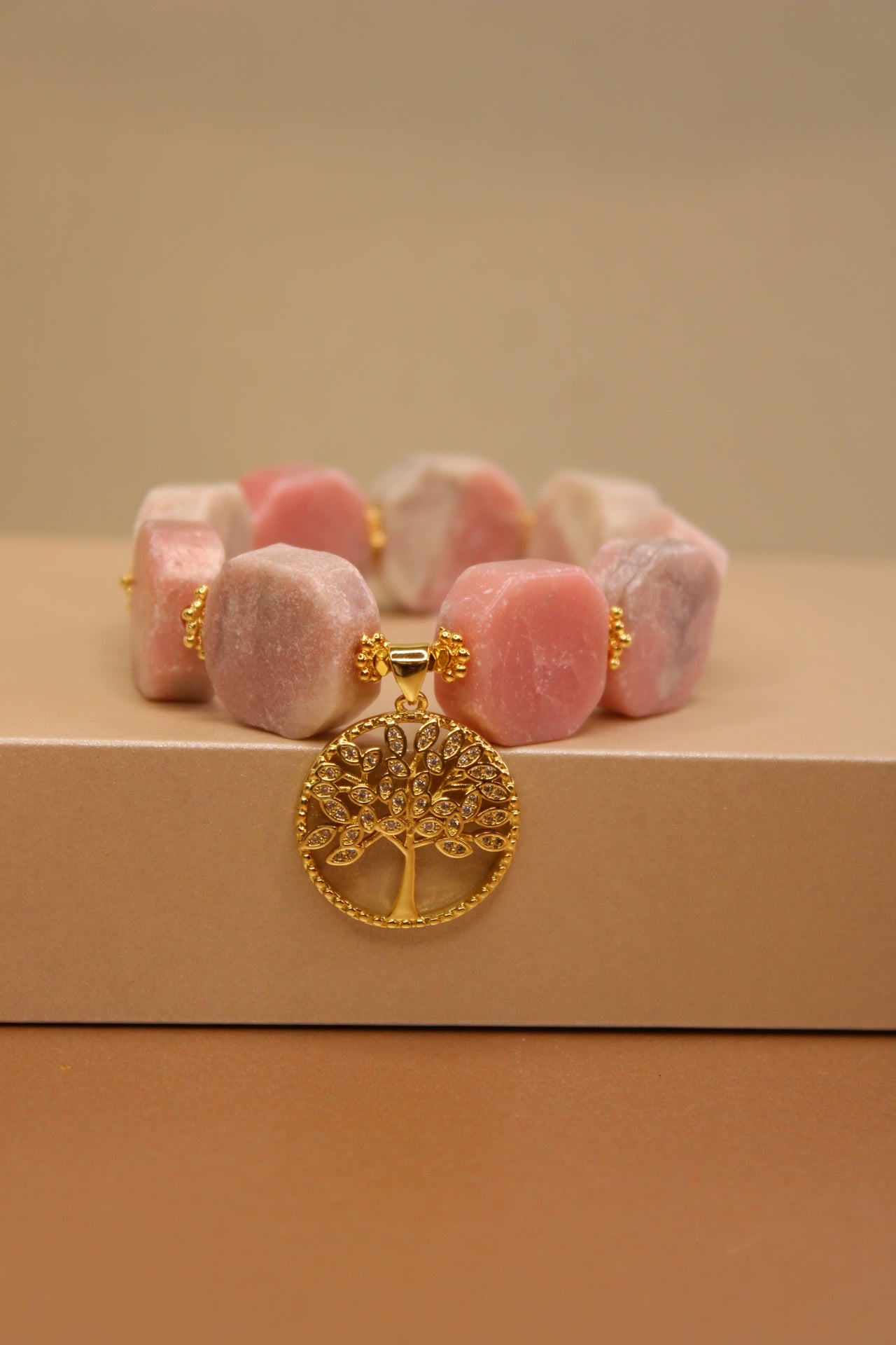 Cubo Opalo rosado & dije de árbol de la vida
